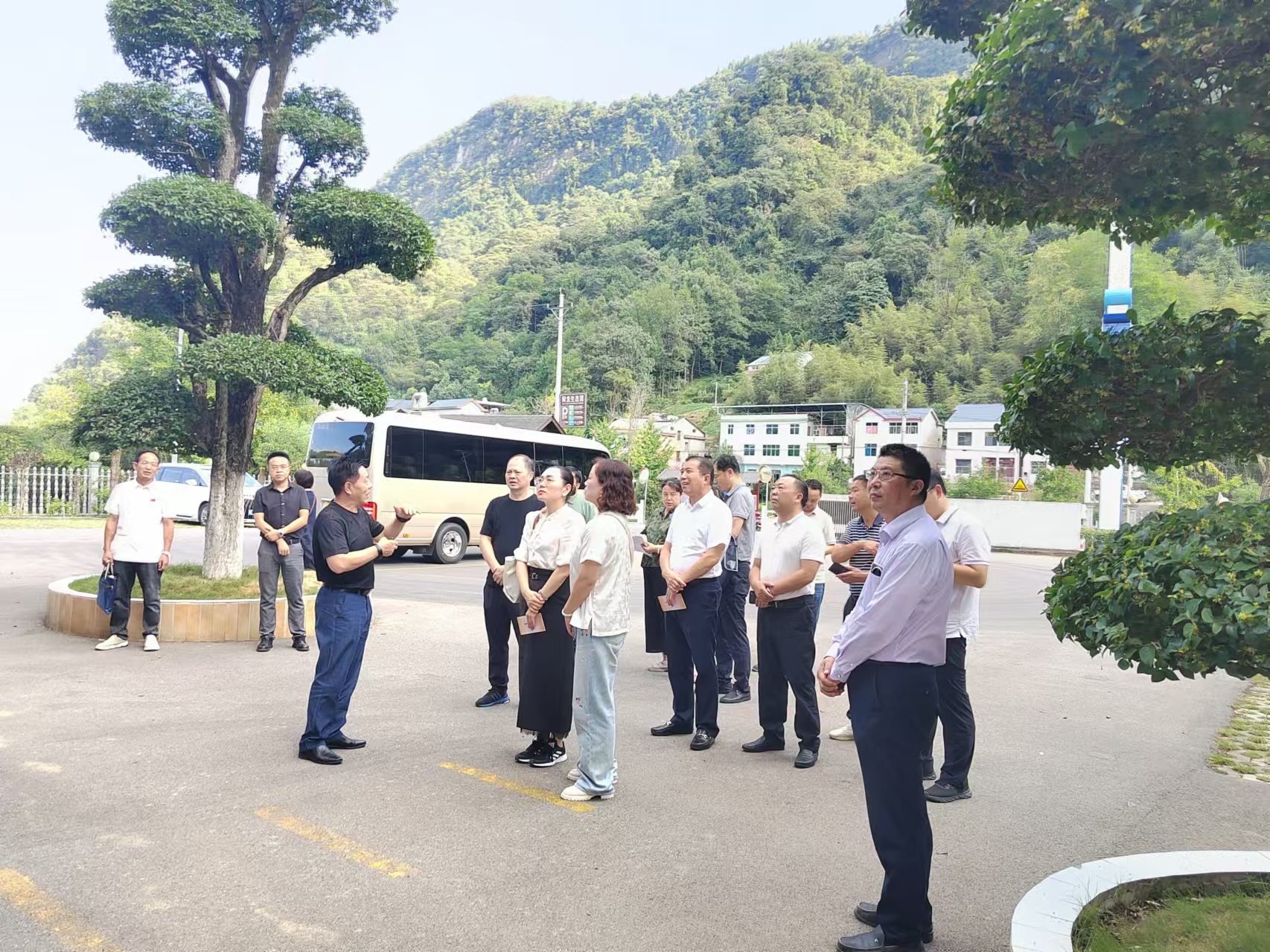 在鄂全國人大代表一行蒞臨清江鱘龍調研